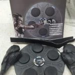 Tablero de boxeo negro con seis sensores táctiles, guantes negros y caja de presentación. Incluye soporte para montaje en pared.