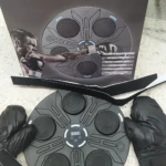 Tablero de boxeo negro con guantes y correas, junto a su caja que muestra de entrenamiento.