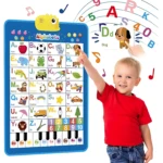 Tablero didáctico interactivo inglés con piano, color azul, mostrando letras, números, animales y símbolos musicales. Niño sonriente señalando la letra D.