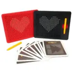 Tablero magnético rojo y negro con corazón perforado, incluye tarjetas de diseño y lápiz amarillo para actividad educativa infantil.