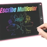 Tablero mágico de 12 pulgadas con marco rosa, mostrando dibujos multicolores de dos gatos y texto en colores arcoíris; mano sosteniendo lápiz negro.