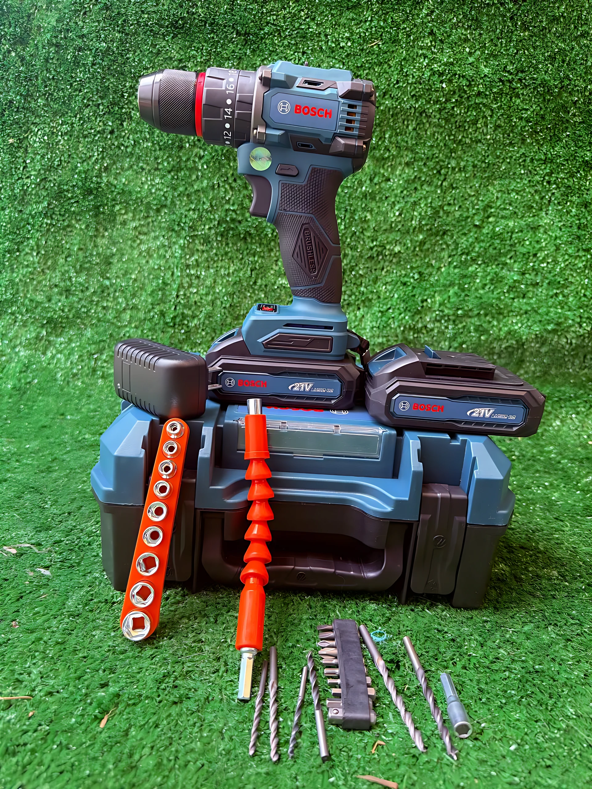 Taladro inalámbrico 12V Bosch de litio con reversibilidad, color azul y negro, sobre base de carga con accesorios incluidos: brocas, llave de impacto y batería.