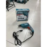 Taladro rotación total 500W de color azul con mango ergonómico, cable negro enrollado y caja de cartón al fondo.