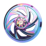 Tapa magneto rotor NKD vista frontal, acabado iridiscente con reflejos arcoíris sobre fondo blanco.