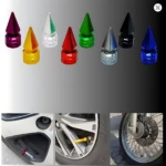 Set de tres tapas de válvula tipo spike en aluminio, disponibles en colores rojo, verde, azul, negro, blanco, amarillo y plateado. Se muestran montadas en llantas de auto y moto, con diseño puntiagudo y acabado brillante.