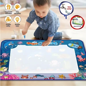 Tapete mágico de dibujo con agua para niños, con diseño submarino y bordes decorados con peces, estrellas y corales. Incluye marcador de agua y recipiente transparente. Ideal para actividades creativas sin manchar.