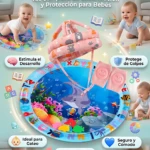 Kit de seguridad para bebé con casco rosa y rodilleras, diseñado para proteger cabeza y rodillas durante el gateo. Incluye elementos flotantes y accesorios coloridos sobre fondo azul claro.