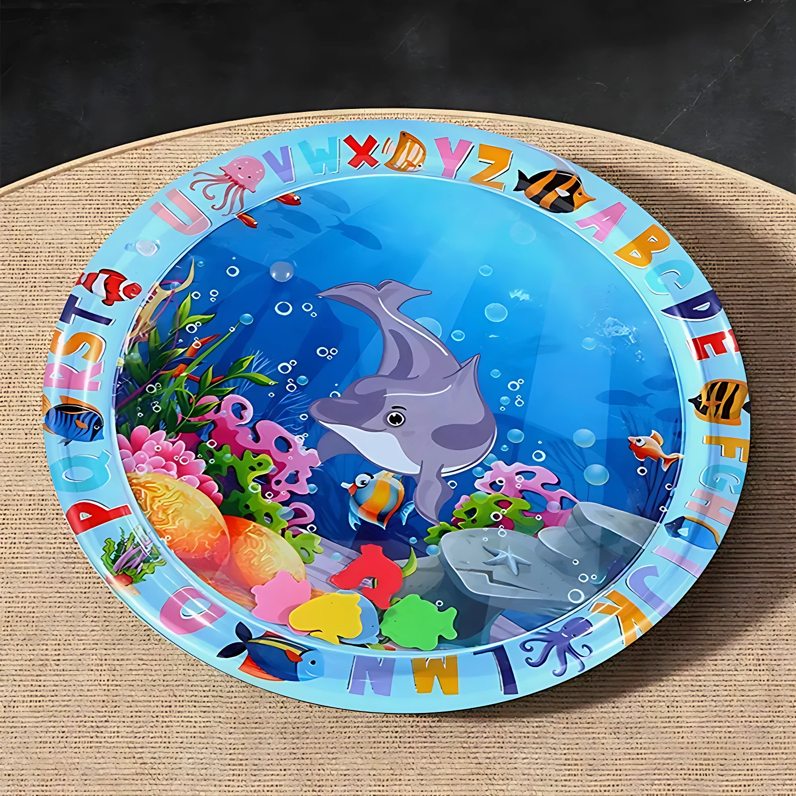 Plato infantil con diseño de delfín y letras del alfabeto, bordes decorados con animales marinos, ideal para comidas o juegos en mesa.