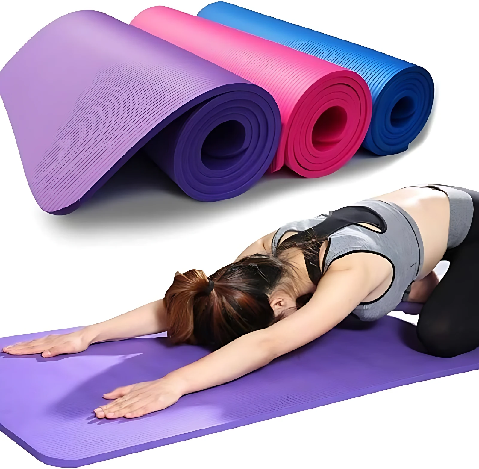 Colchoneta de yoga enrollada en morado, rosa y azul, con textura antideslizante. Mujer practicando postura de estiramiento sobre la versión morada.