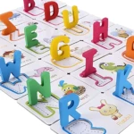 Tarjetas educativas con letras mayúsculas en relieve de colores y dibujos de animales para niños, diseñadas para aprender inglés jugando.
