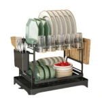 Organizador de vajilla negro con base de drenaje, mostrando platos, vasos, cubiertos y frutas en estantes superiores e inferiores.