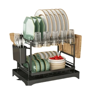 Organizador de vajilla negro con base de drenaje, mostrando platos, vasos, cubiertos y frutas en estantes superiores e inferiores.