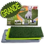 Tapete de entrenamiento para perro grande con césped real, en presentación abierta mostrando capas internas y base gris, ideal para uso interior.