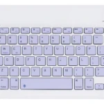 Teclado Bluetooth blanco lila con 78 teclas, diseño compacto y botones funcionales para escritura en dispositivos móviles.