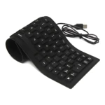 Teclado flexible negro plegado con cable USB, diseño compacto para espacios reducidos.