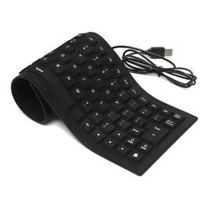 Teclado flexible negro plegado con cable USB, diseño compacto para espacios reducidos.