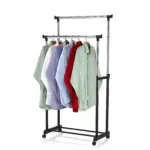 Tendedero de ropa doble con altura ajustable, estructura metálica negra y ruedas. Muestra cinco camisas colgadas en perchas, colores verde, blanco, lavanda, azul claro y rojo.