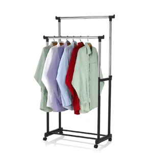 Tendedero de ropa doble con altura ajustable, estructura metálica negra y ruedas. Muestra cinco camisas colgadas en perchas, colores verde, blanco, lavanda, azul claro y rojo.