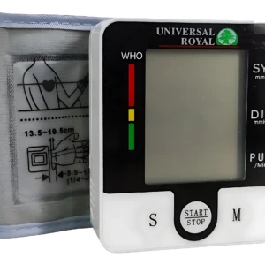 Tensiómetro de muñeca Universal Royal con pantalla grande, indicador WHO en rojo, amarillo y verde, y manguito gris con medidas visibles de 13.5 a 19.5 cm.
