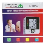 Tensiómetro de muñeca Universal Royal, modelo IU-BP07, con pantalla digital grande que muestra presión sistólica, diastólica y latidos por minuto. Incluye de médico atendiendo paciente mayor.