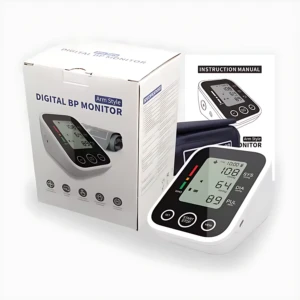 Tensiómetro digital para brazo, color blanco, con caja y manual. Pantalla muestra lectura de presión arterial y pulso. Botones frontales y manguito visible.