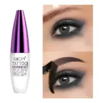 Bote de gel para cejas con tapa morada metálica y etiqueta blanca que dice QICIY Tattoo Eyebrow Gel Easy Peel-Off. A la derecha, dos primeros planos de ojos con maquillaje oscuro y cejas definidas; en el inferior se ve la aplicación del producto con pincel negro sobre ceja.