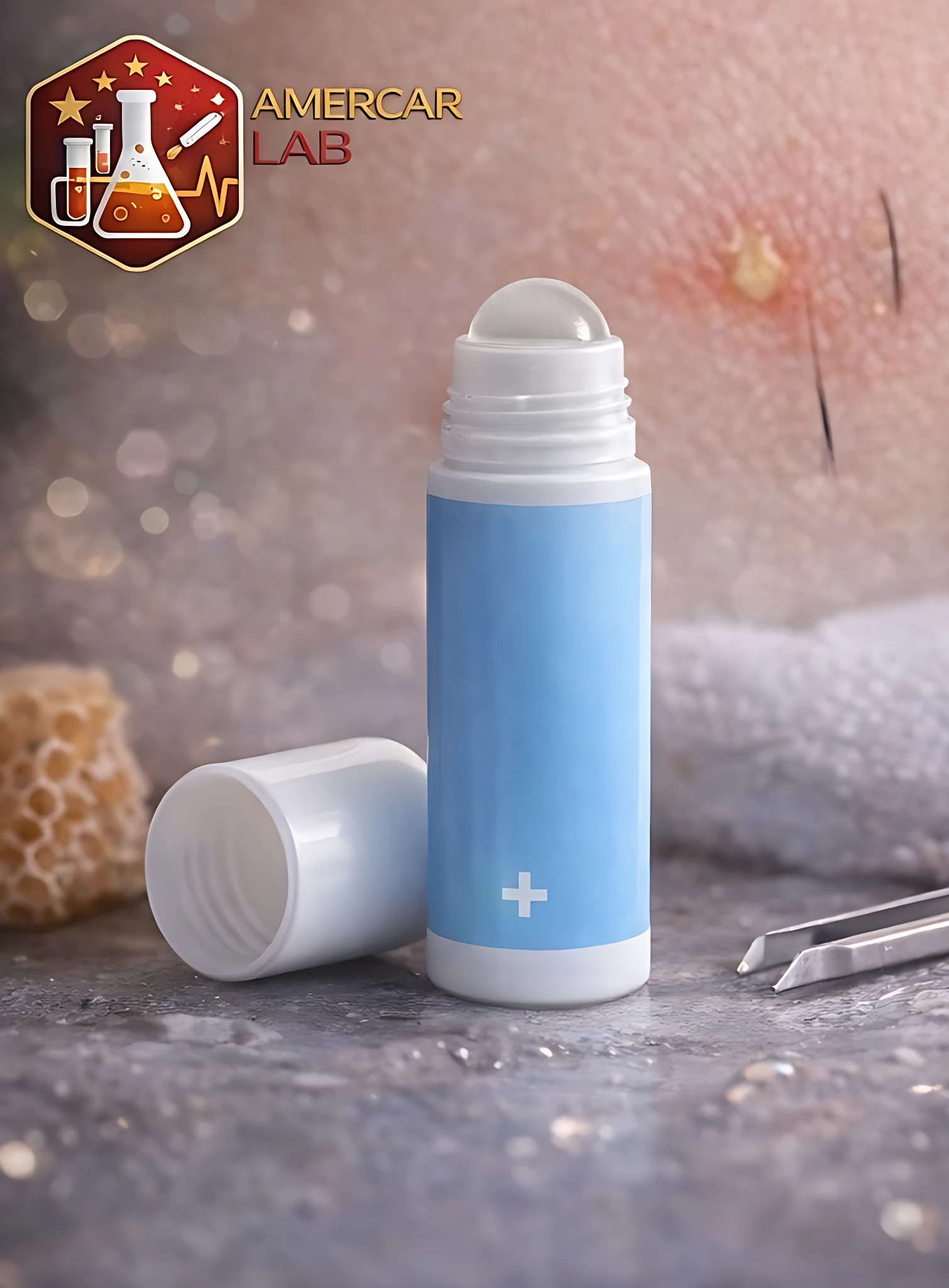 Bálsamo para vellos encarnados de Amercar Lab en presentación roll-on con tapa removible, envase cilíndrico azul claro con cruz blanca, sobre superficie texturizada con accesorios de cuidado capilar al fondo.