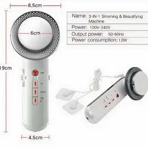 Dispositivo EMS blanco con cabezal circular perforado, dimensiones 19x8.5x4.5 cm, incluye dos electrodos adhesivos y cable.