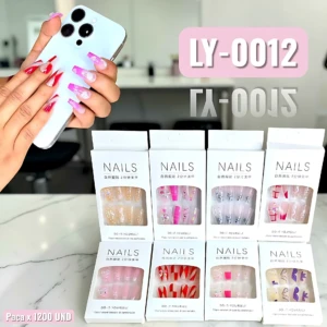 Set de tres pares de uñas postizas con diseños variados, mostrando tonos rosados, blancos y rojos. Incluye caja de presentación y ejemplo de uso en mano sosteniendo teléfono.