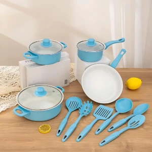 Set de cocina azul con ollas, sartén y utensilios de silicona sobre mesa de madera, junto a limones y cajas de presentación.