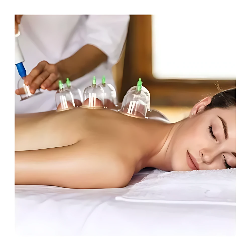 Mujer recibiendo terapia al vacío con 6 copas transparentes en la espalda, aplicadas por profesional en consulta de bienestar.