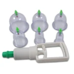 Dispositivo manual de vacuterapia con seis ventosas transparentes y mango blanco con válvula verde, para masajes y alivio muscular.
