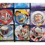 Vajilla infantil de cerámica con diseños de personajes: Hello Kitty, Cars, Minnie Mouse y Mickey Mouse, presentada en cajas individuales.