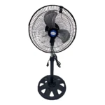 Ventilador de pedestal negro de 12 pulgadas con rejilla circular, tres aspas visibles y base estabilizadora. Incluye cable de alimentación y mando a distancia.