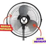 Ventilador de pedestal de 10 pulgadas con tres aspas metálicas y rejilla protectora, ideal para espacios pequeños.