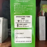 Ventilador portátil solar con luz LED, modelo GD-8026, en caja verde mostrando especificaciones técnicas y opciones de configuración.