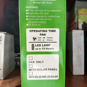 Ventilador portátil solar con luz LED, modelo GD-8026, en caja verde mostrando especificaciones técnicas y opciones de configuración.