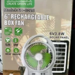 Ventilador portátil solar de 6 pulgadas con luz LED, panel solar integrado y cable de carga USB, sobre fondo de caja de producto.