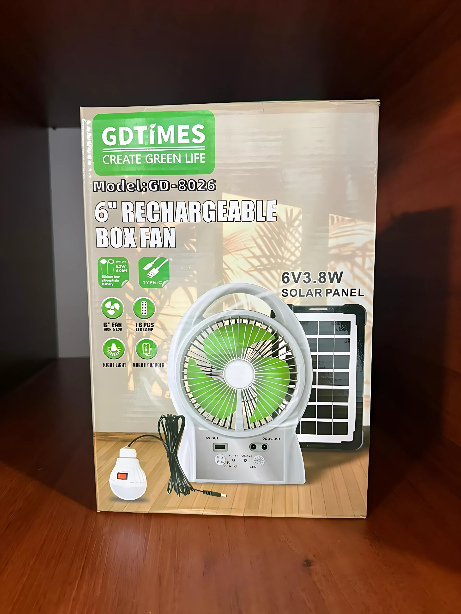 Ventilador portátil solar de 6 pulgadas con luz LED, panel integrado y cable de carga, en caja de presentación GDTIMES modelo GD-3026.