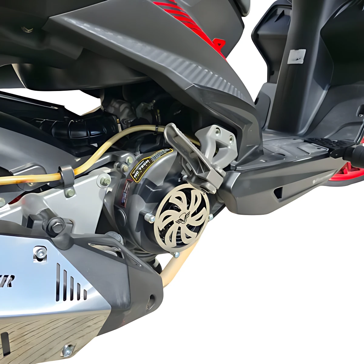 Deflector ventilador de acero inoxidable instalado en motor de motocicleta, protege de suciedad y mejora enfriamiento.