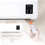 Ventilador de pared blanco con panel de control digital, mando a distancia inalámbrico y accesorios incluidos en presentación.