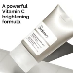 Tubo de Vitamina C 23% de The Ordinary en ángulo diagonal, con etiqueta blanca y texto negro sobre fondo blanco. Fórmula para piel oscura, aclara manchas y uniformiza tono.