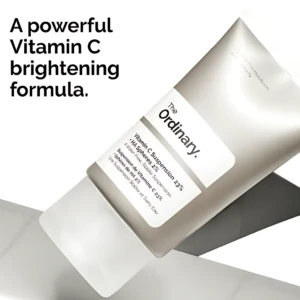 Tubo de Vitamina C 23% de The Ordinary en ángulo diagonal, con etiqueta blanca y texto negro sobre fondo blanco. Fórmula para piel oscura, aclara manchas y uniformiza tono.
