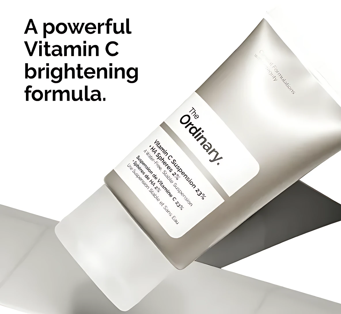 Tubo de Vitamina C 23% de The Ordinary, presentación en envase blanco con etiqueta minimalista, sobre fondo claro. Fórmula para piel oscura, aclara manchas y uniformiza tono.