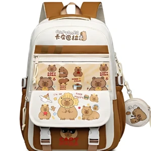 Mochila escolar blanca y marrón con estampado de capibaras, incluye compartimento frontal con ilustraciones y llavero colgante.