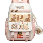 Mochila escolar rosa y blanca con estampado de capibaras, incluye compartimento frontal con ilustraciones y llavero colgante.