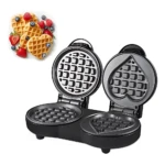 Waflera Sokany negra con placas intercambiables en forma de corazón y cuadrada, mostrando interior de moldes y waffles decorados con frutas.