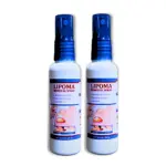 Dos frascos blancos de spray corporal Lipoderm de 120 ml con atomizador azul y etiquetas con diagramas de la piel sobre fondo blanco.