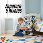 Zapatero de 5 niveles negro con 10 pares de zapatos, niño colocando calzado en estante junto a cama infantil con sábanas de dinosaurios.