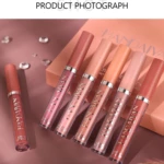 Set de seis labiales mate nude Handaiyan en tonos rosados y nudes, dispuestos diagonalmente sobre fondo rosa con brillo y caja visible.